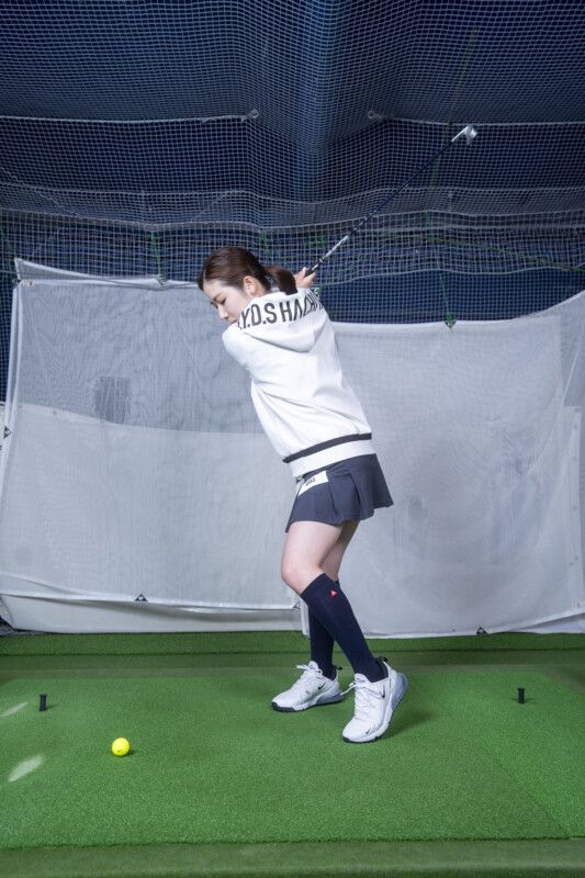 股関節に体重が乗った“良いスイング”の作り方！美人コーチが解説