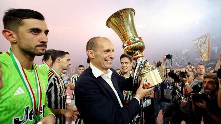 イタリア杯はユヴェントス優勝！アッレグリ監督の「ジャケット脱ぎとネクタイ投げ」と「うまく飛ばない胴上げ」が話題に