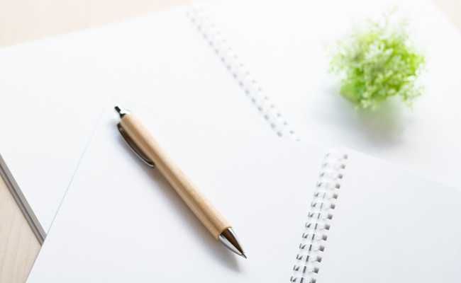 ノートとペンのイメージ