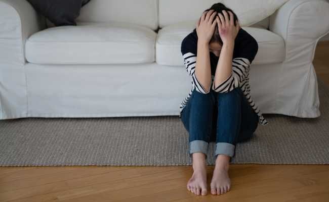 不安を抱える女性のイメージ