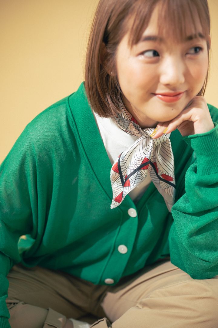 カラーカーディガンとチノパンの相性は最高です！【FUDGE FRIEND おしゃれさんの毎日コーディネート vol.374｜鈴木楽々】