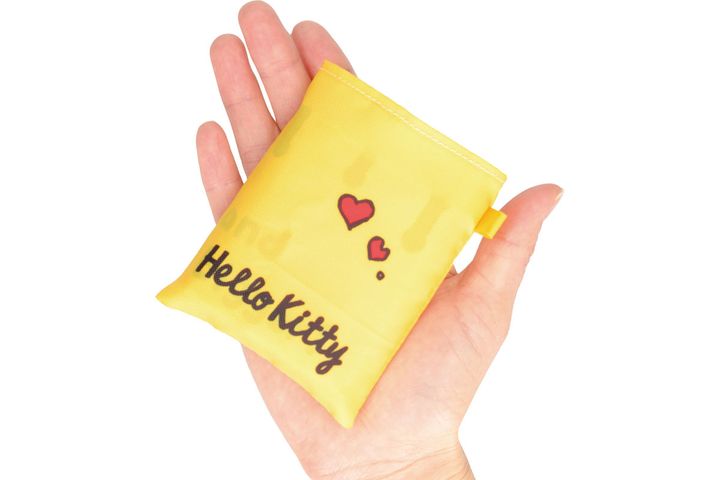 収納ポケットに入れるとコンパクトに（c）2024 SANRIO CO., LTD. APPROVAL NO. L651184