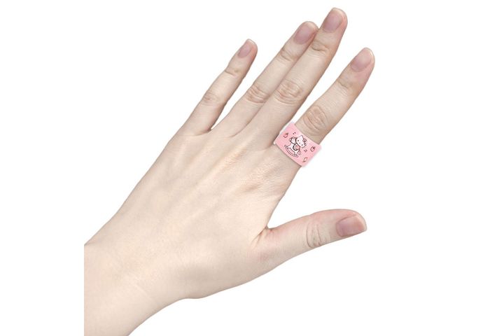 サンリオキャラクターズ ばんそうこうリング Part3／装着イメージ（c）2024 SANRIO CO., LTD. APPROVAL NO. L651184