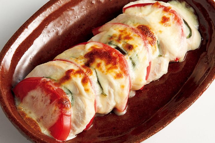 ワインのつまみに最適な“サラダチキンとトマトのチーズ焼き”