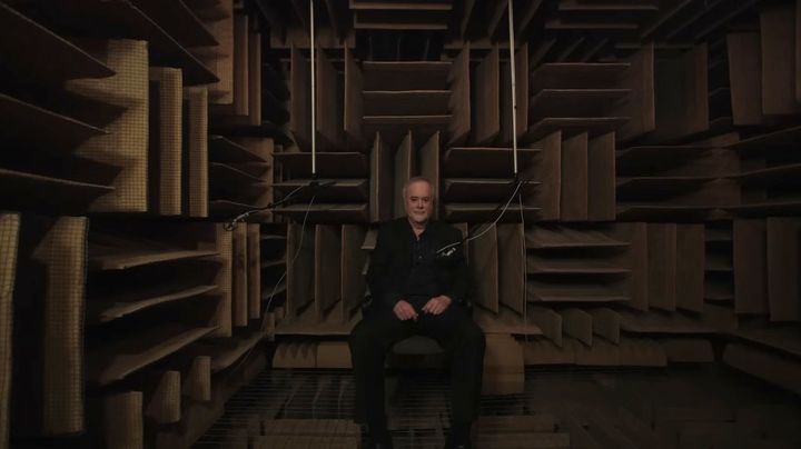 無教室内にいるオーフィールド研究所の代表のスティーブン・J・オーフィールド氏