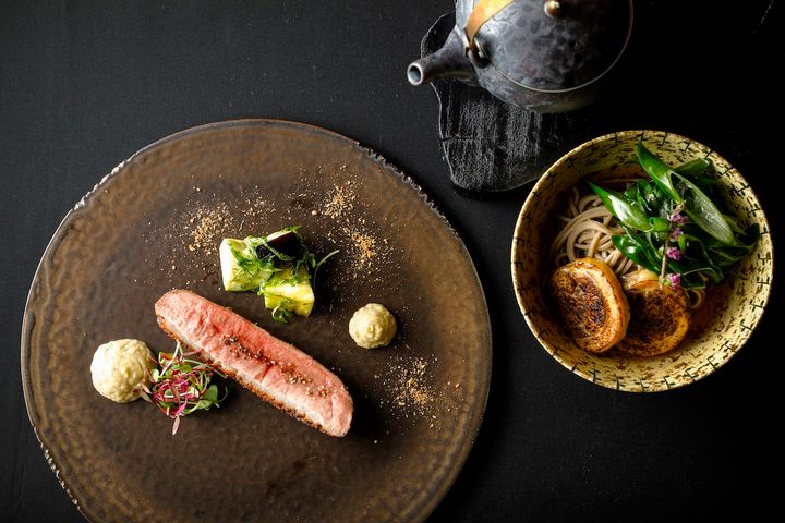 （左）「七谷鴨 水茄子 サルミソース」、（右）「鴨南蛮」