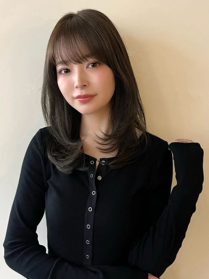 セミロング ヘア 髪型 ヘアスタイル 前髪あり 暗髪