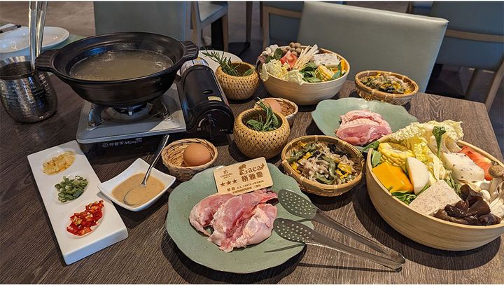 看板メニューのGaea格雅雞や有機野菜を用いた鍋料理