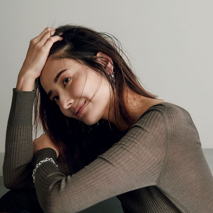 原田夏希さんが髪の毛をかき上げている写真