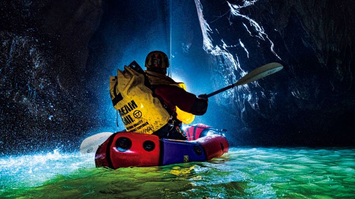 〈Strem Trail〉のヨクスプローラーⅡを背負いボートを漕ぐ洞窟探検家・吉田勝次