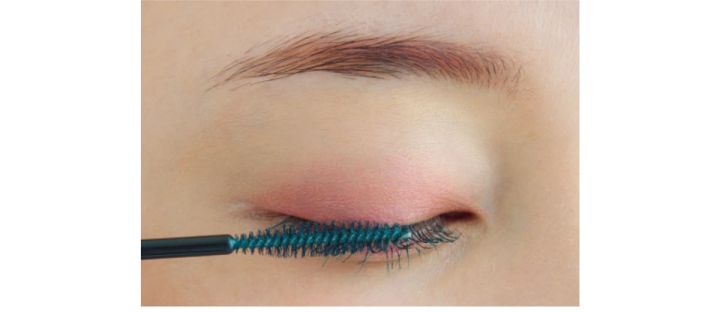 5.透け感マスカラ＆ネイルを使った涼やかなアイシーカラーメイク_使用コスメ_5.透け感マスカラ＆ネイルを使った涼やかなアイシーカラーメイク_ポイント、やり方