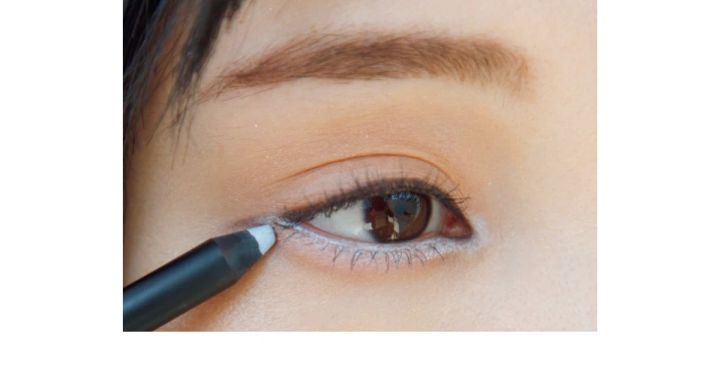 6.決め手はソーダ色のアンダーライン！ 透明感高まるアイシーカラーメイク_ポイント、やり方