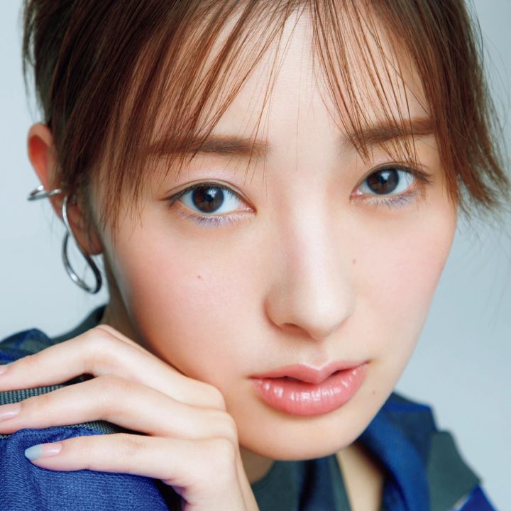 7.ブルー×紫の目元でワンランク上の透明感が手に入るアイシーカラーメイク