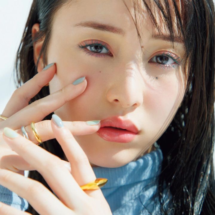 5.透け感マスカラ＆ネイルを使った涼やかなアイシーカラーメイク