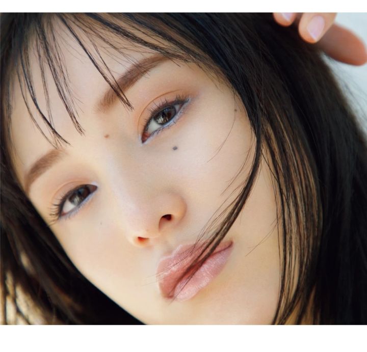 6.決め手はソーダ色のアンダーライン！ 透明感高まるアイシーカラーメイク