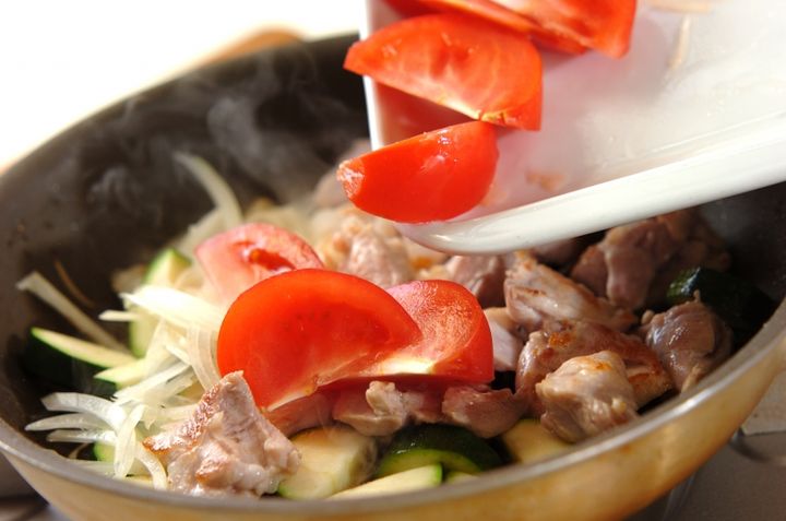 鶏肉のケチャップ煮ライスの作り方1