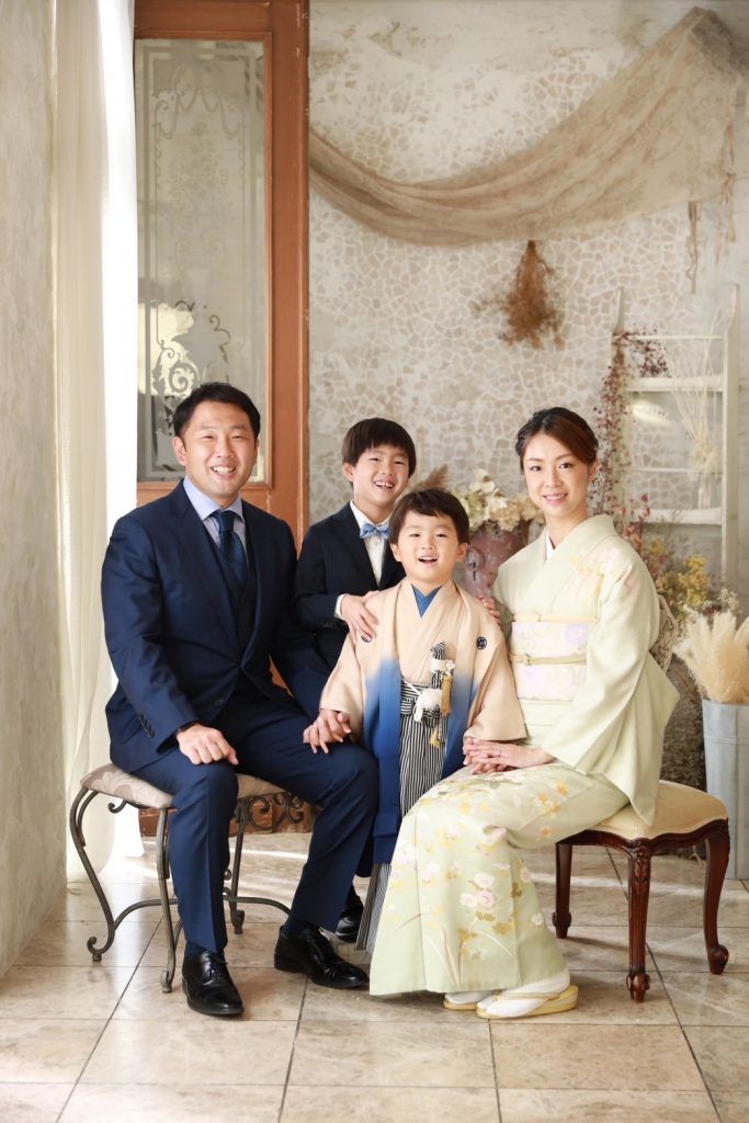 前撮りの七五三家族写真。家族4人だけでゆったりと。