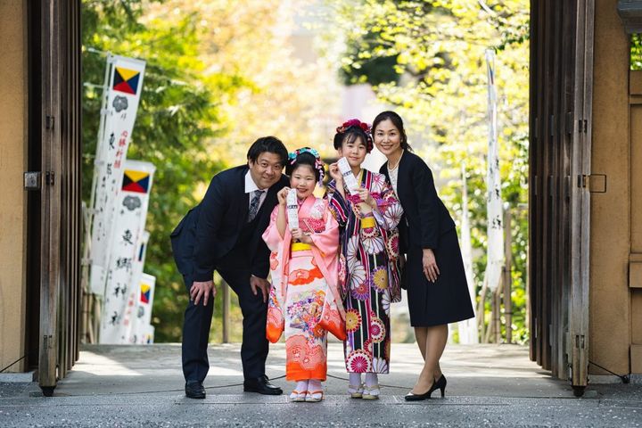 七五三家族写真。春に新緑の中後撮り