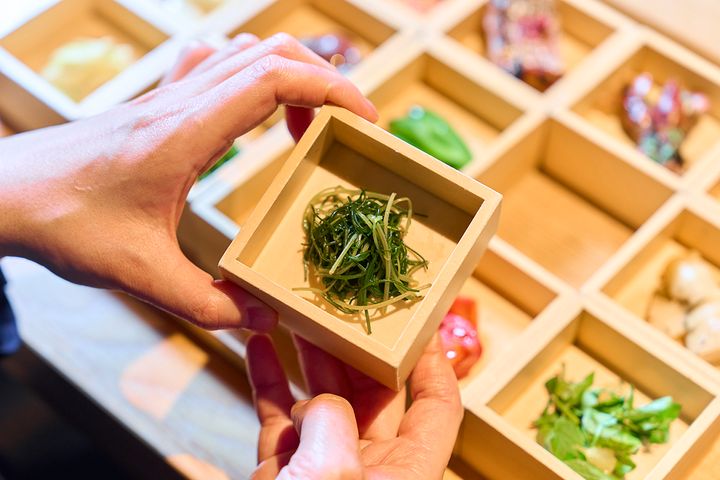 「おかひじきお浸し」。やさしい味が朝の胃にしみる