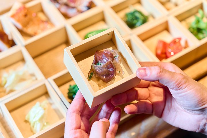 「木耳三つ葉味噌」。キクラゲと三つ葉を味噌で和え物にしたもの