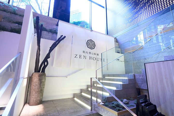 店へ下る階段には朝の自然光が降り注ぐ