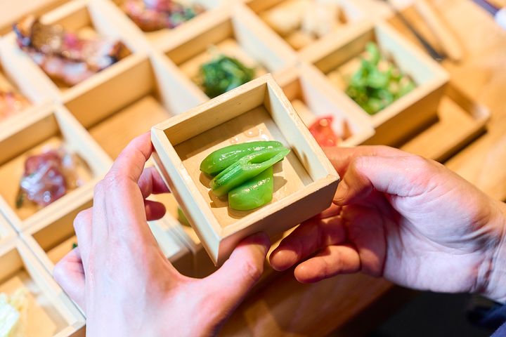 「スナップエンドウ」。甘みのあるスナップエンドウを茹で上げている