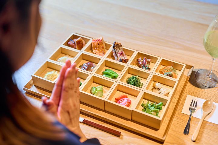 目にも楽しく美しい15種類の里山料理。いただきます！ 