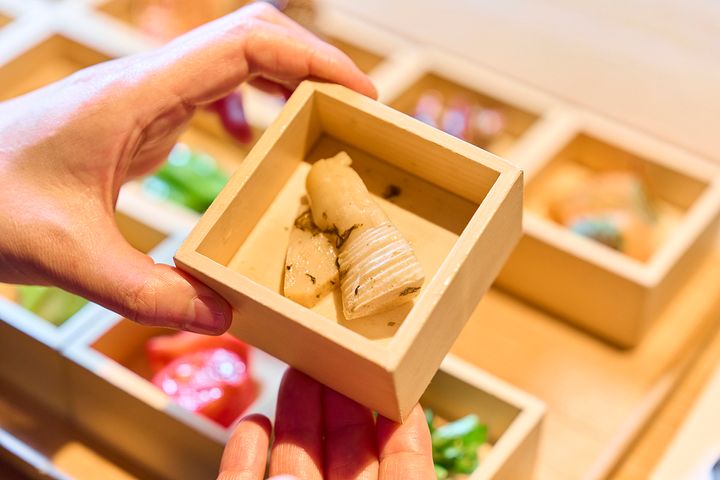 「筍若布」。タケノコとワカメを鰹出汁で煮込んだもの