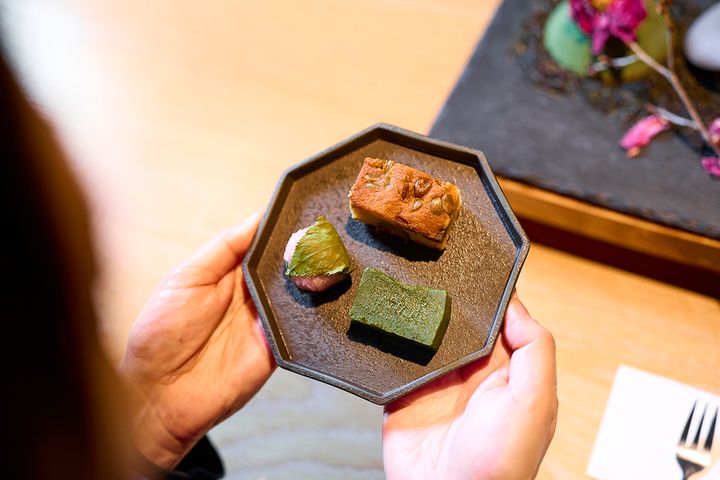 取材時の甘味は、桜餅、抹茶のテリーヌ、ハチミツと栗のパウンドケーキ