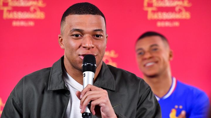 エムバペ、「自分の蝋人形」と対面！「オレよりエムバペっぽい…」と言う激似