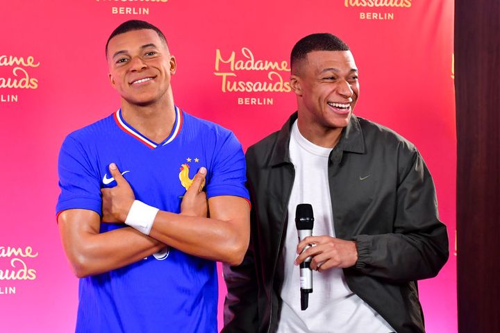 エムバペ、「自分の蝋人形」と対面！「オレよりエムバペっぽい…」と言う激似