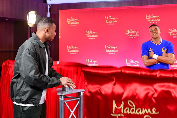 エムバペ、「自分の蝋人形」と対面！「オレよりエムバペっぽい…」と言う激似