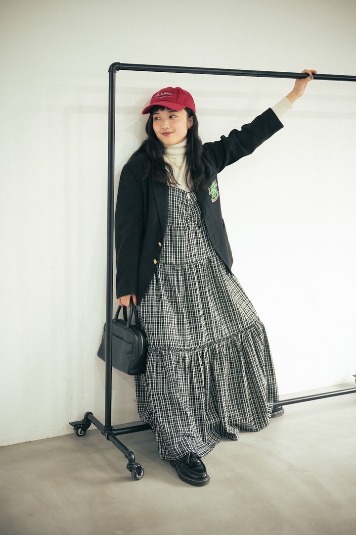 レディなティアードワンピースに、赤いキャップでボーイな味付けを。【FUDGE FRIEND おしゃれさんの毎日コーディネート vol.375｜大島花菜】