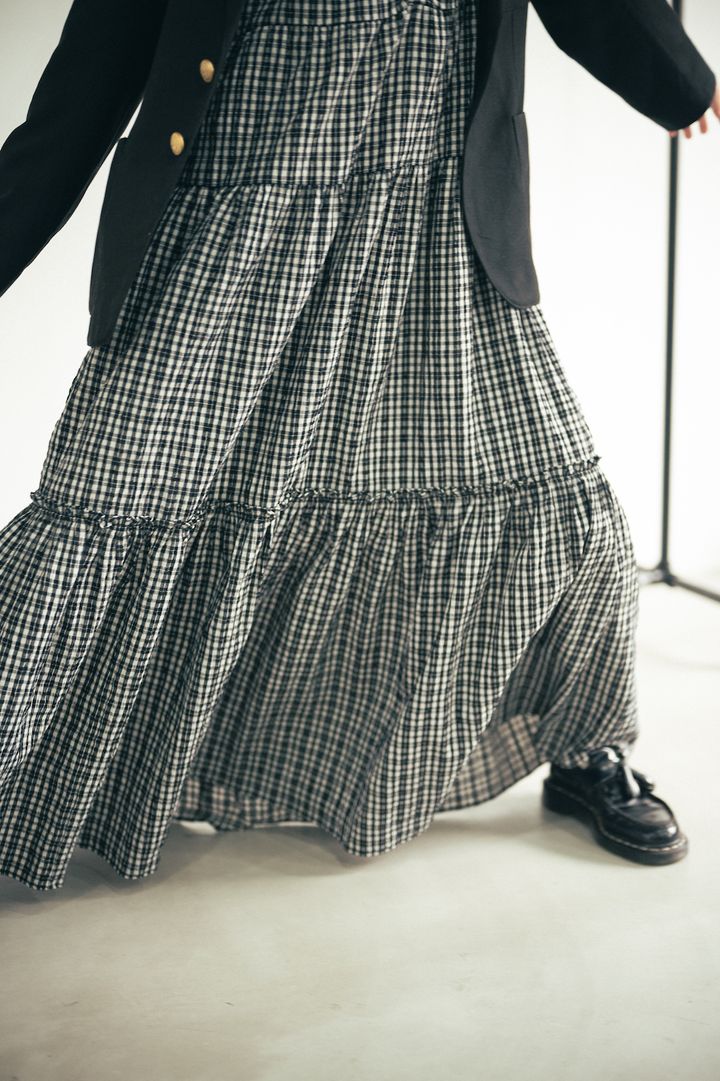 レディなティアードワンピースに、赤いキャップでボーイな味付けを。【FUDGE FRIEND おしゃれさんの毎日コーディネート vol.375｜大島花菜】