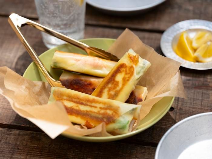 「アスパラガスとチーズとのカニカマの焼き春巻き」