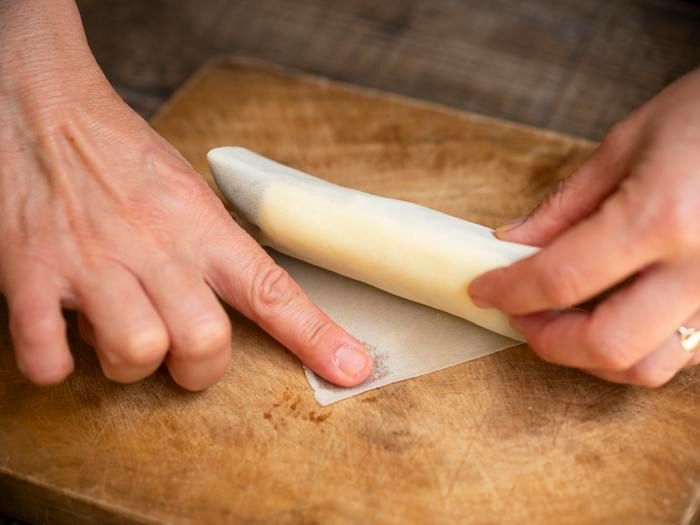 春巻きの皮に水をつけている様子