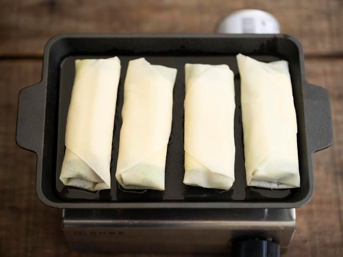 グリルプレートに「アスパラガスとチーズとのカニカマの焼き春巻き」を並べた様子