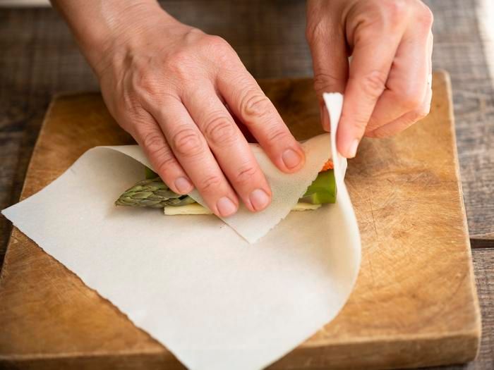 アスパラガスとチーズとカニカマを春巻きの皮で包む様子