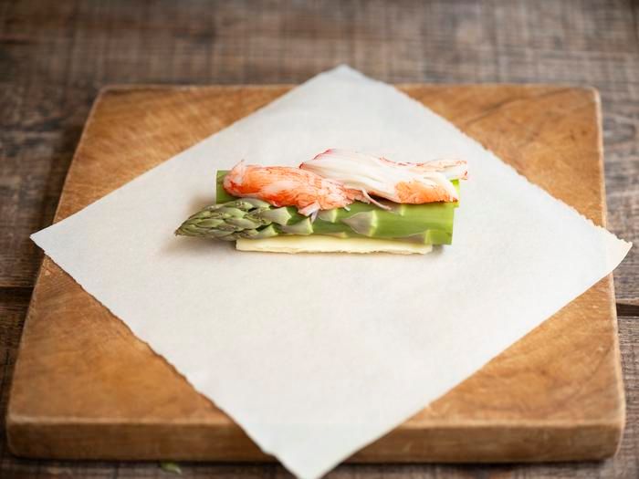 アスパラガスとチーズとカニカマを春巻きの皮にのせた様子