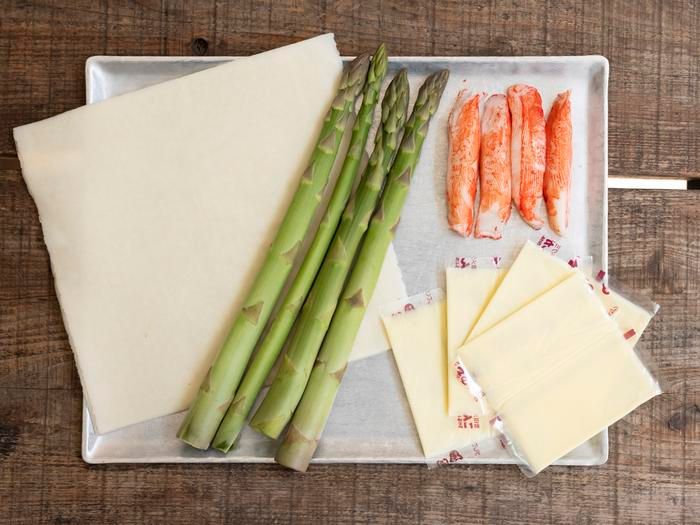 アスパラガス、チーズ、カニカマ、春巻きの皮