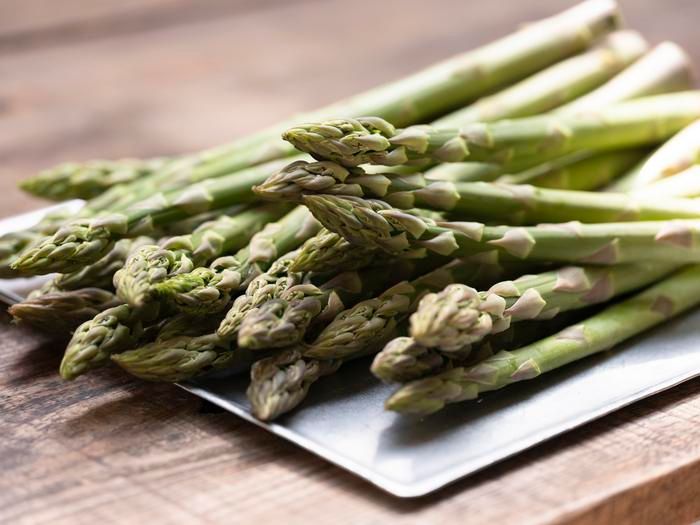 木製テーブルに置かれたアスパラガス