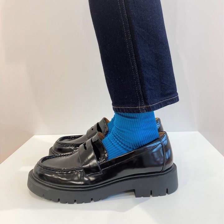 画像: 【ユニクロ】レギュラーソックス（3足組・クルーリブ）¥990、【ユニクロ：シー】コンフィールタッチローファー¥4,990 www.uniqlo.com