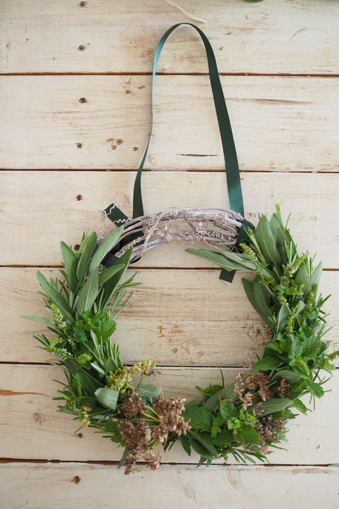 仕上がりをみてさみしいところに枝を差し込む