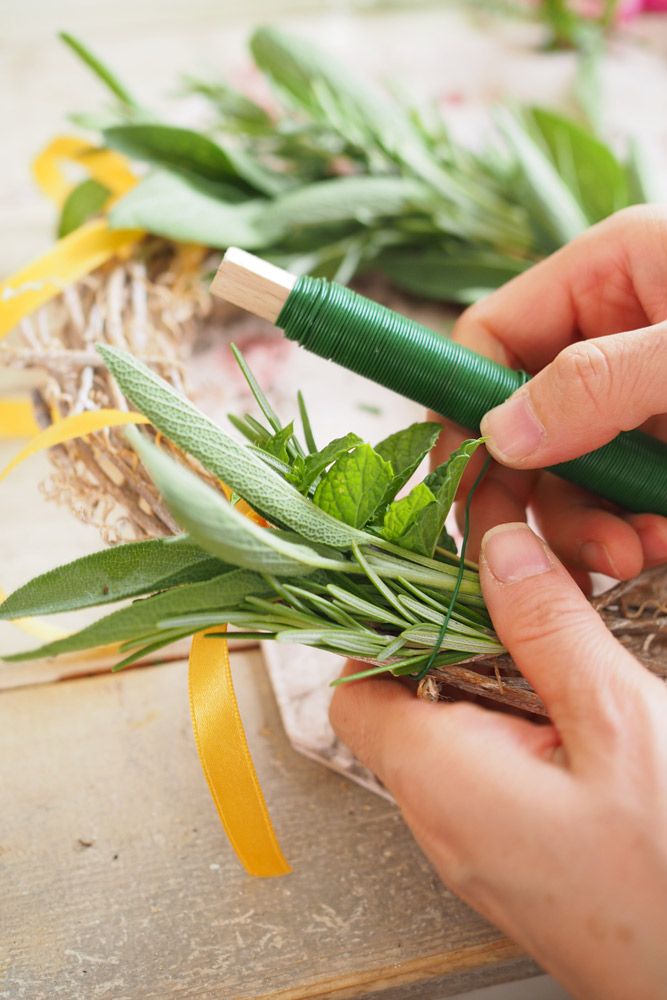 今度は反時計回りにハーブを置く