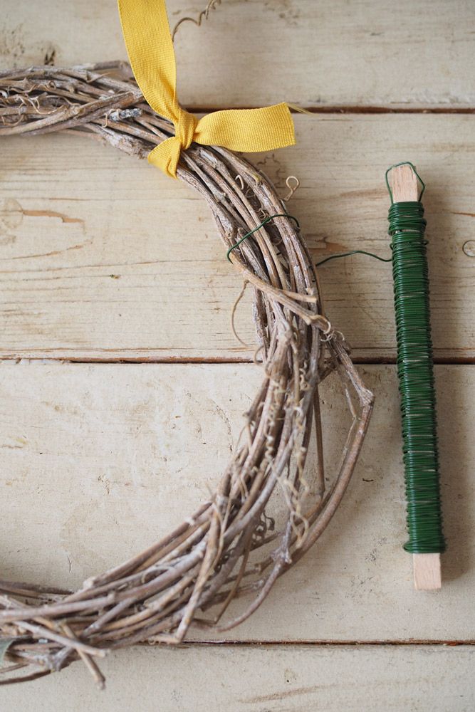 ３、 まずは右側から作っていきます。リボンの少し下にリースワイヤーを巻き付け、しっかり固定をして、始点をつくります