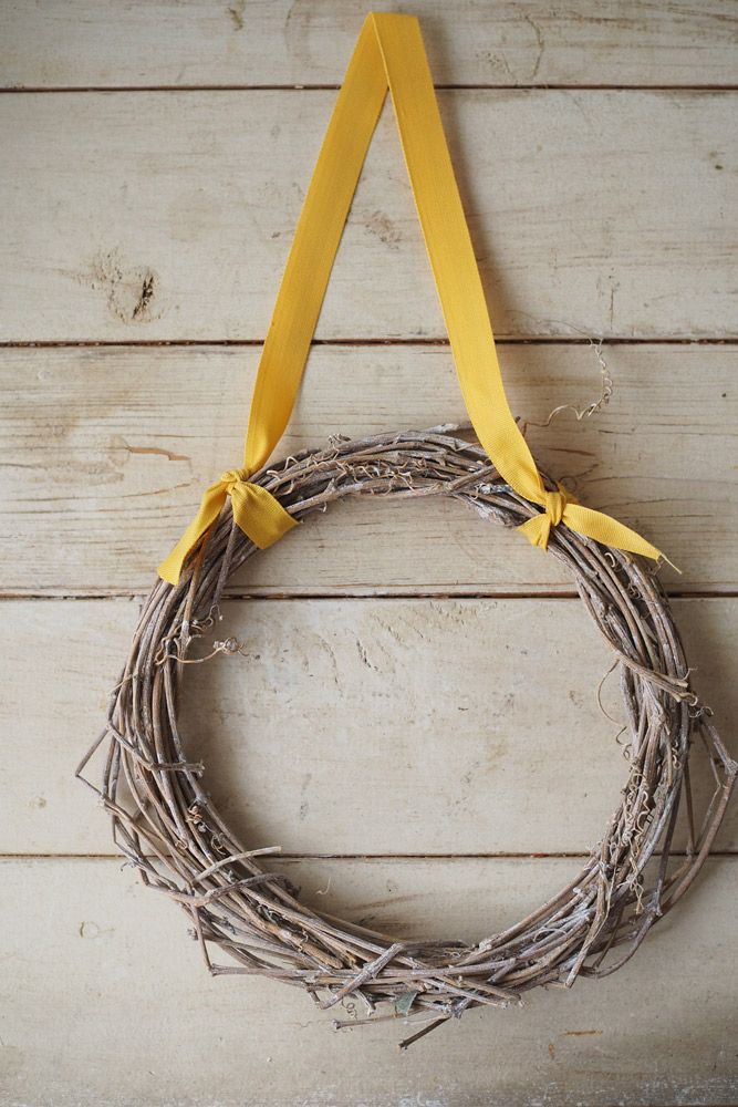 １、 リースベースに、吊るすためのリボンをつけます