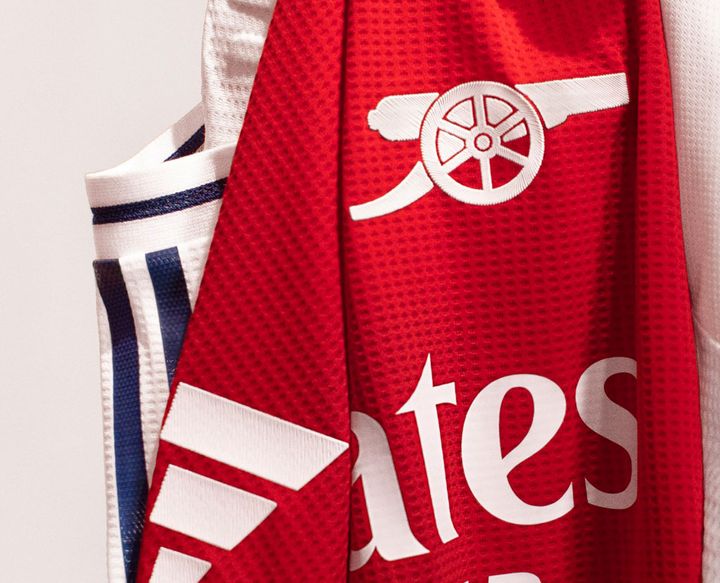 アーセナルが2024-25新ユニフォームを発表！ついに大砲ロゴが“ホーム”で復活を果たす