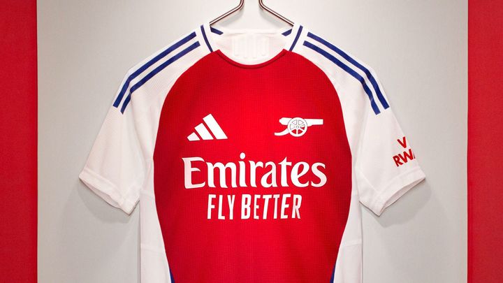 アーセナルが2024-25新ユニフォームを発表！ついに大砲ロゴが“ホーム”で復活を果たす