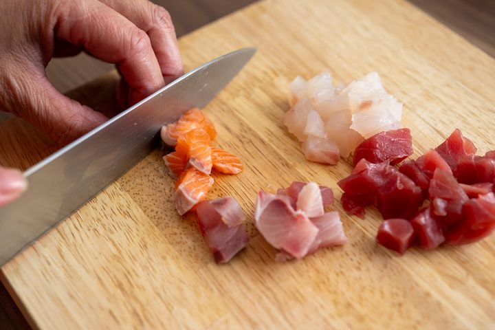 刺身を切る