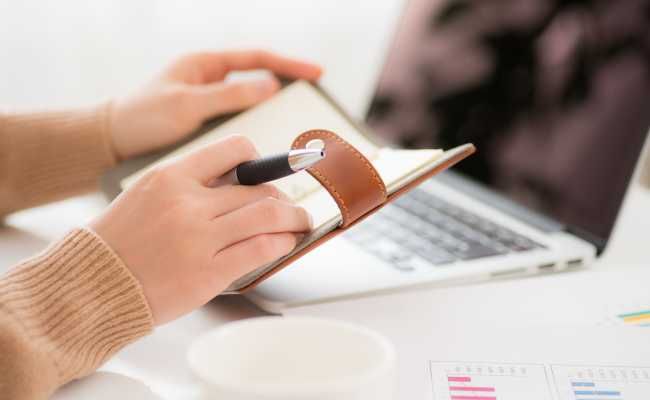 オフィスワークに勤しむ女性の手元のイメージ